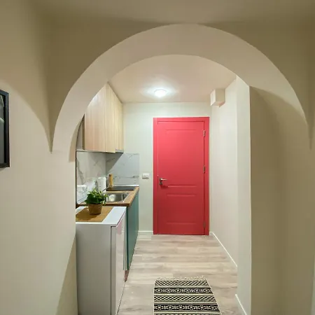 شقة Three Doors Apartments, Strawberry *